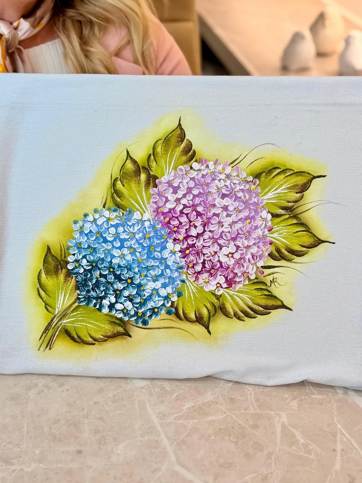 Close de um pano pintado com hortênsias